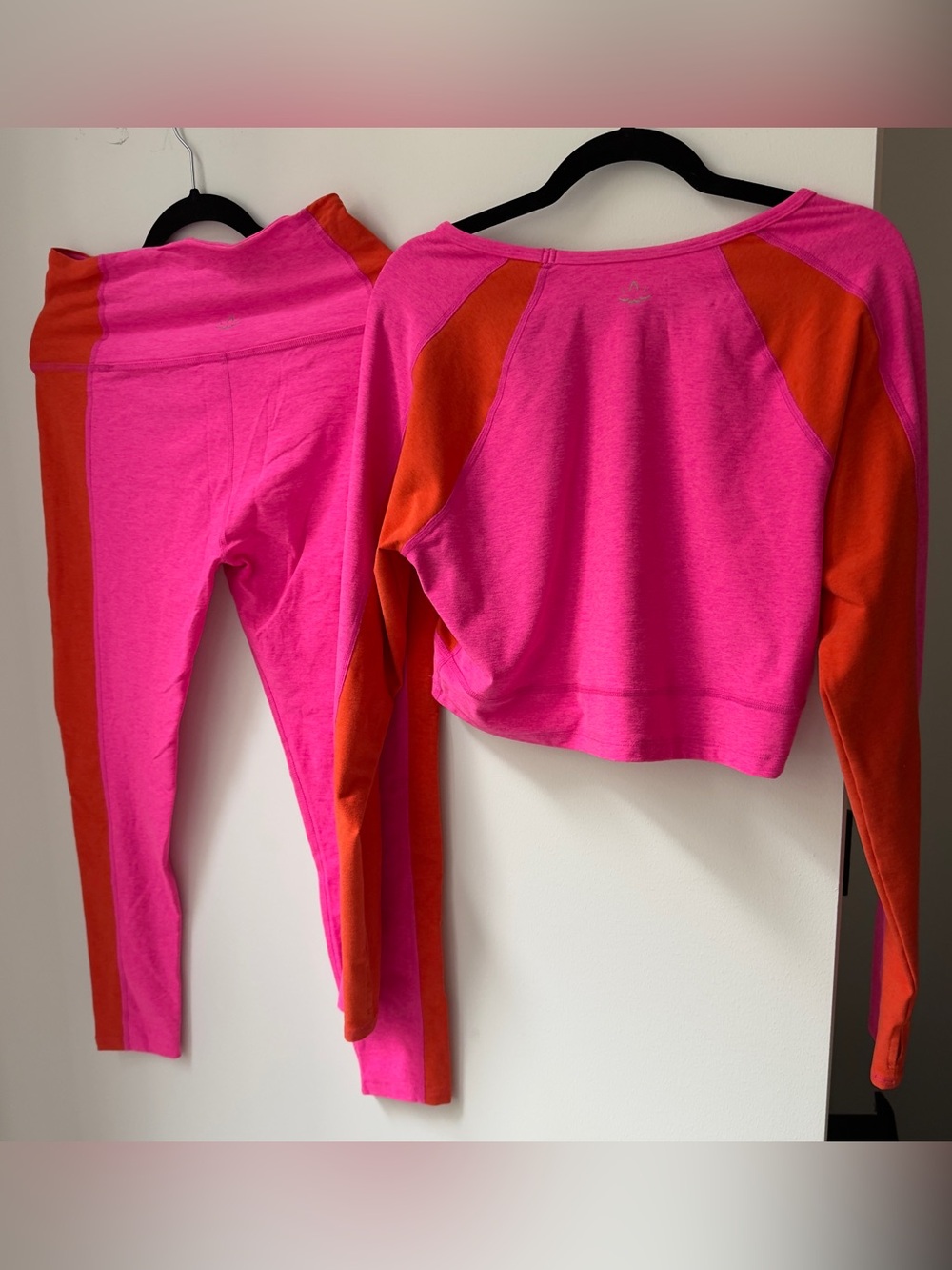 Beyond Yoga Pink and Orange 🍊 Colorblock Long Sleeve Crop Top & Leggings Set - Picture 4 of 7